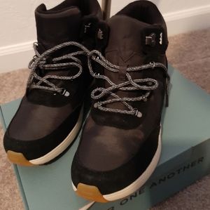 Toms Cascada Boots size 11